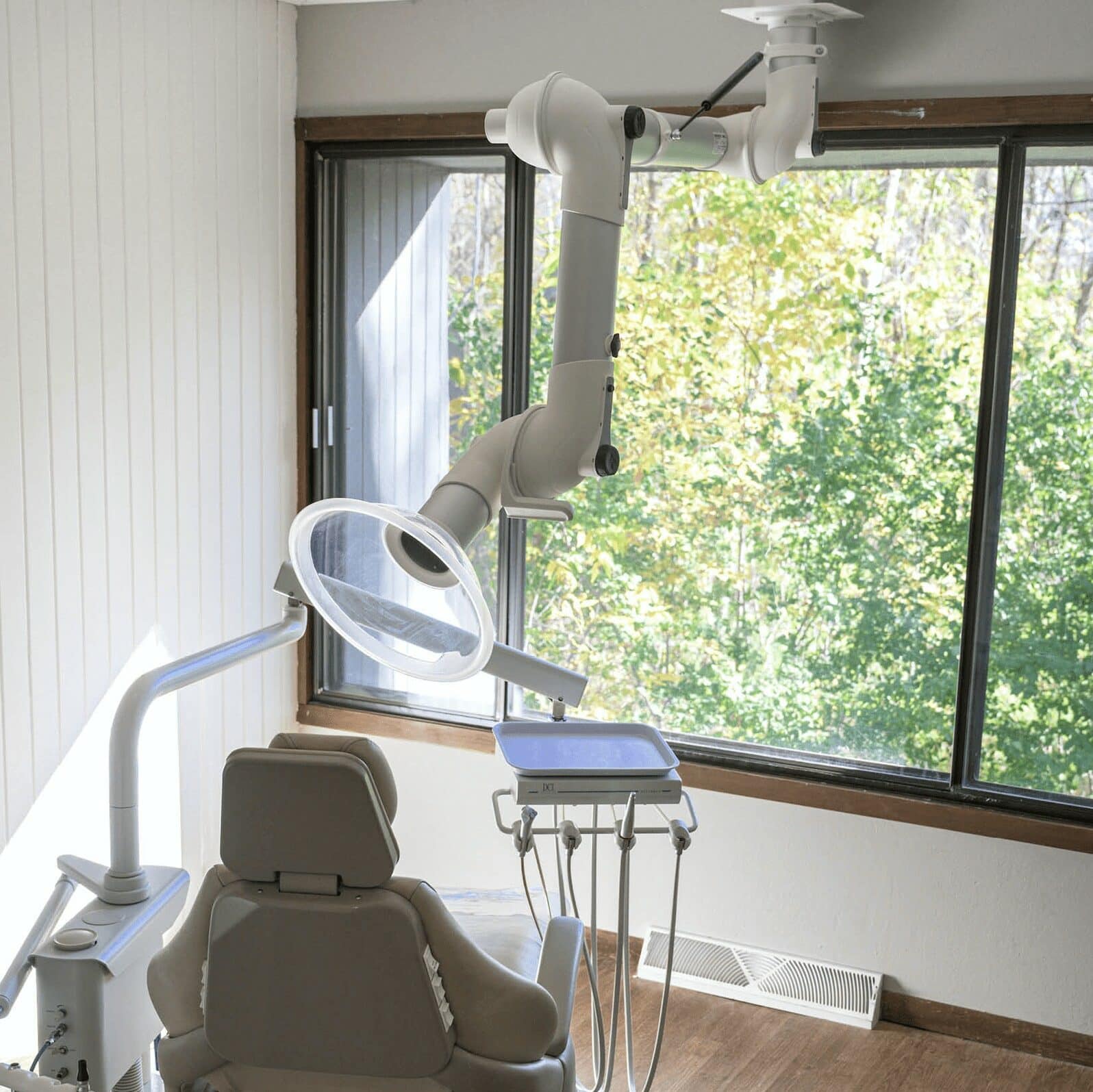 The arm unit of the Ventulus 300 series installed in a dental clinic