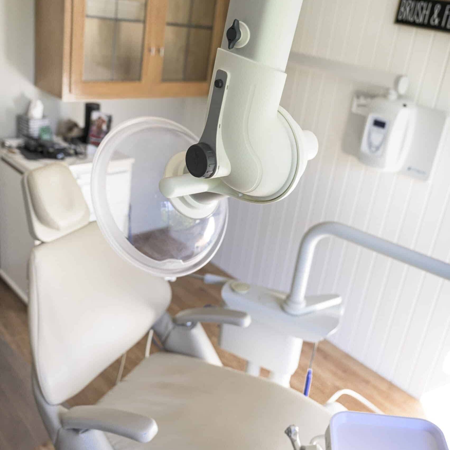 The arm unit of the Ventulus 300 series installed in a dental clinic viewed from behind